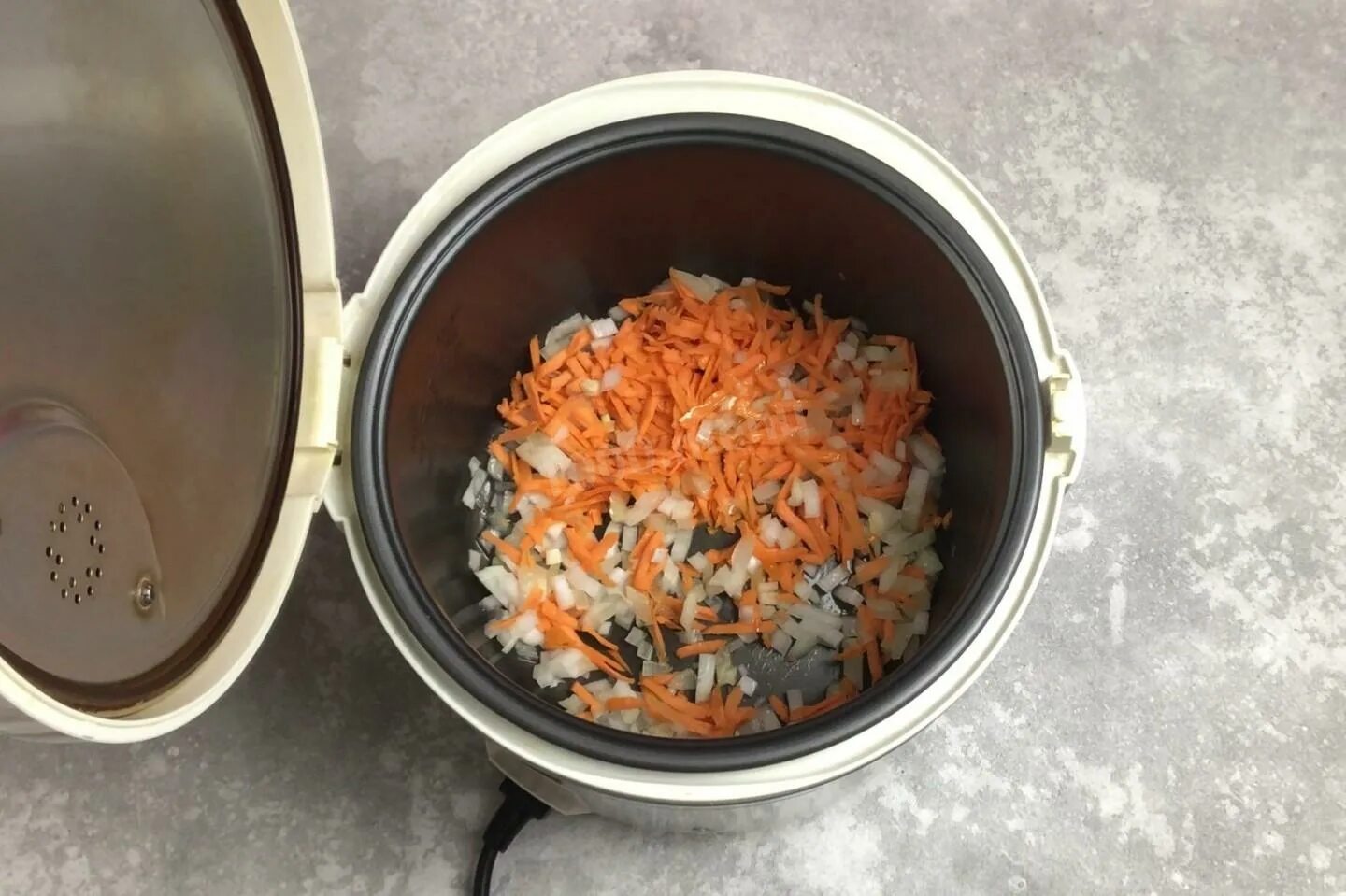 Солянка с колбасой в мультиварке. Суп солянка ингредиенты. Солянка с колбасой в мультиварке. Готовка в мультиварке. Солянка в горшочке.