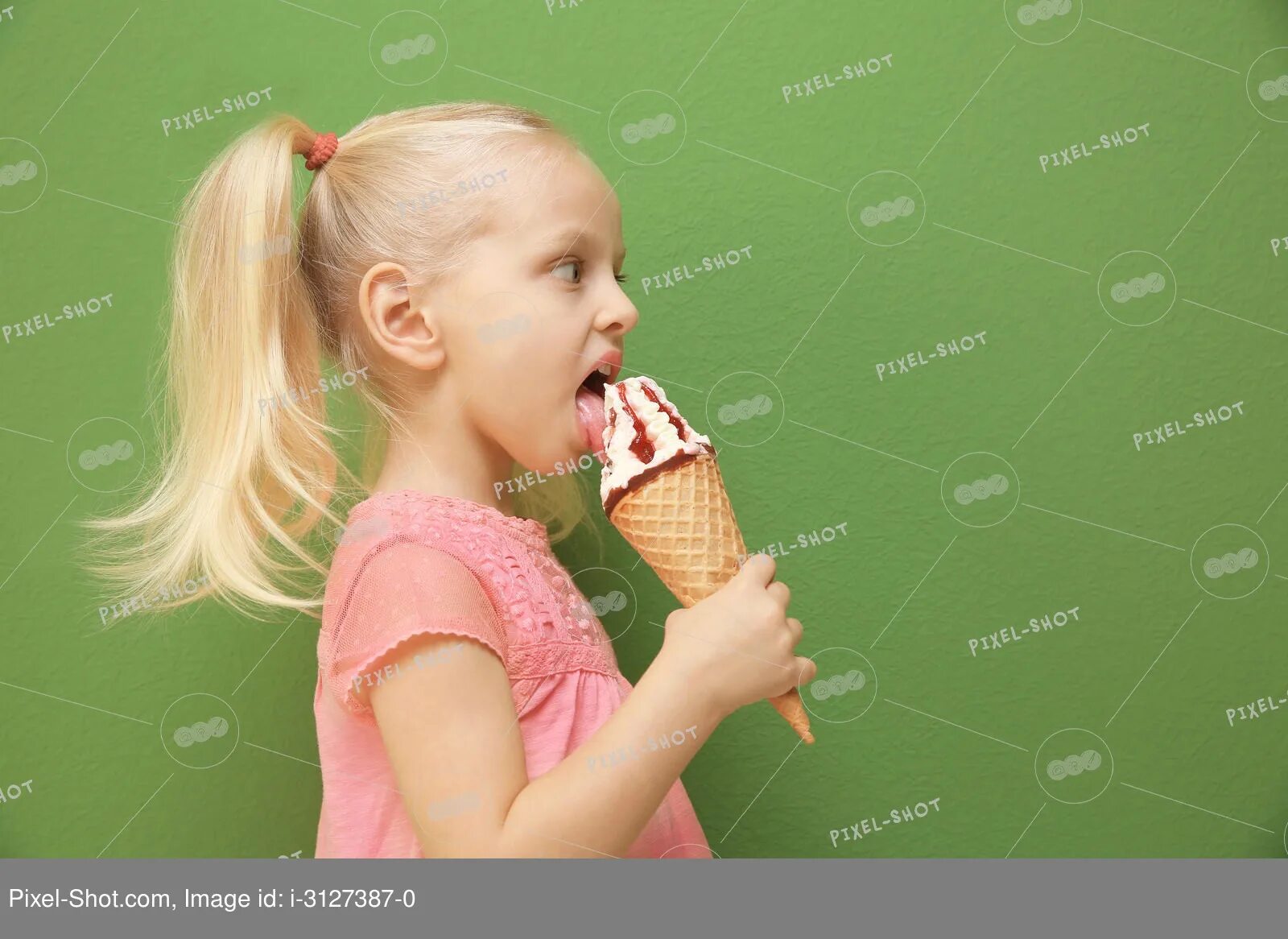 Полизать маленькой девочке. Маленькая девочка и мороженое. Маленькая девочка ест мороженое. Девушка кушает мороженое на палочке. Дети лижут мороженое.