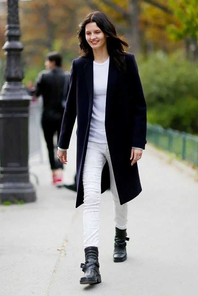 Черное пальто и белые брюки. Пальто и гриндерсы. Черное пальто с белыми ботинками. Пальто джинсы и ботинки. Пальто с гриндерсами.