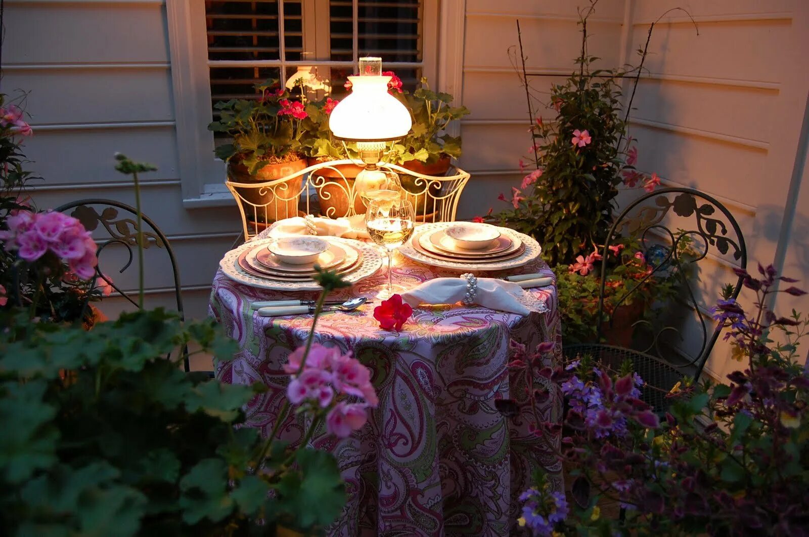 Что делать летним вечером. Уютный столик в саду. Вечер в саду. Столик в саду вечером. Вечерний сад.