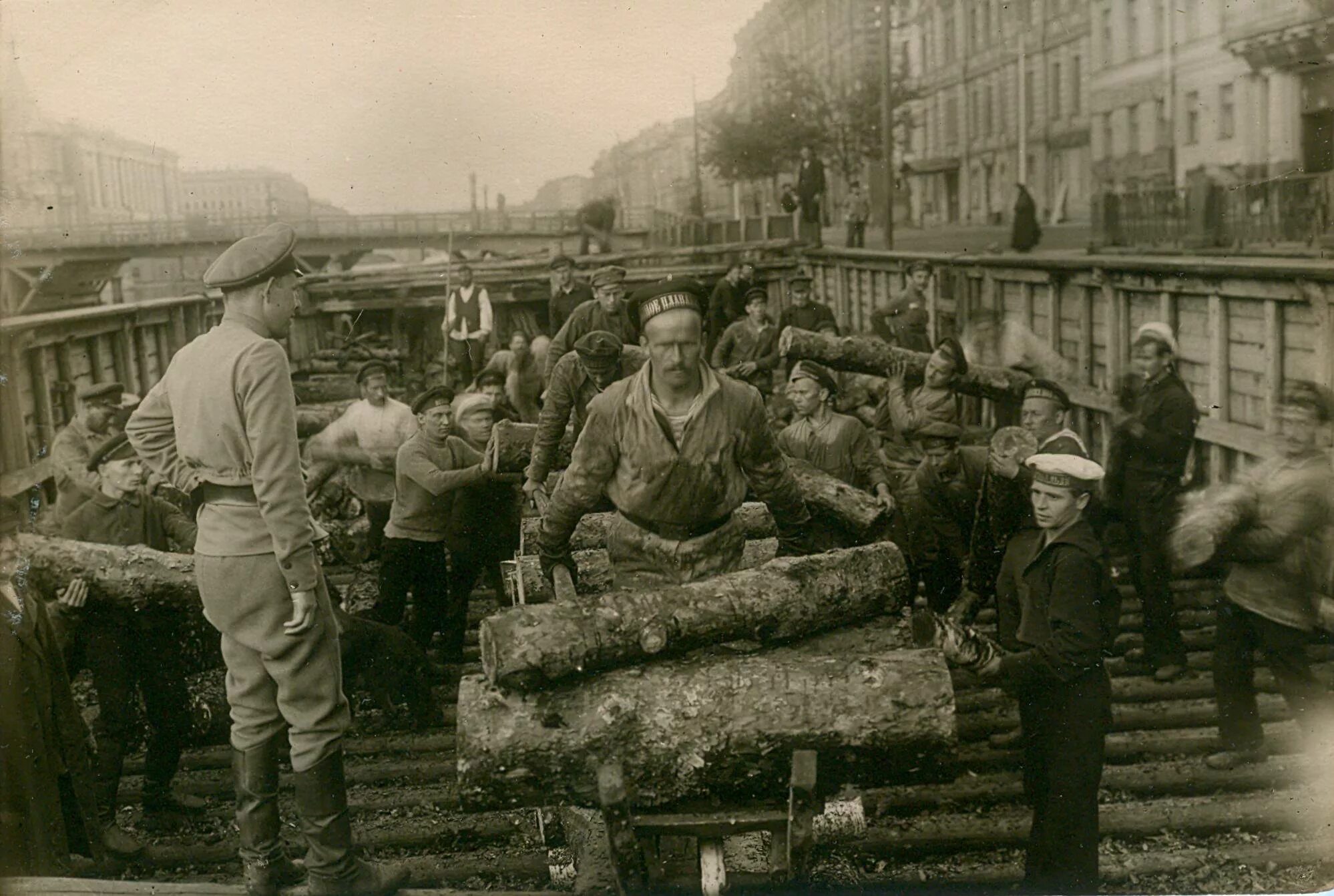 Рабочие после революции. Петроград 1919г. Петроград 1917 разруха. «1918 Г. В Петрограде». Коммунистический субботник 1919.