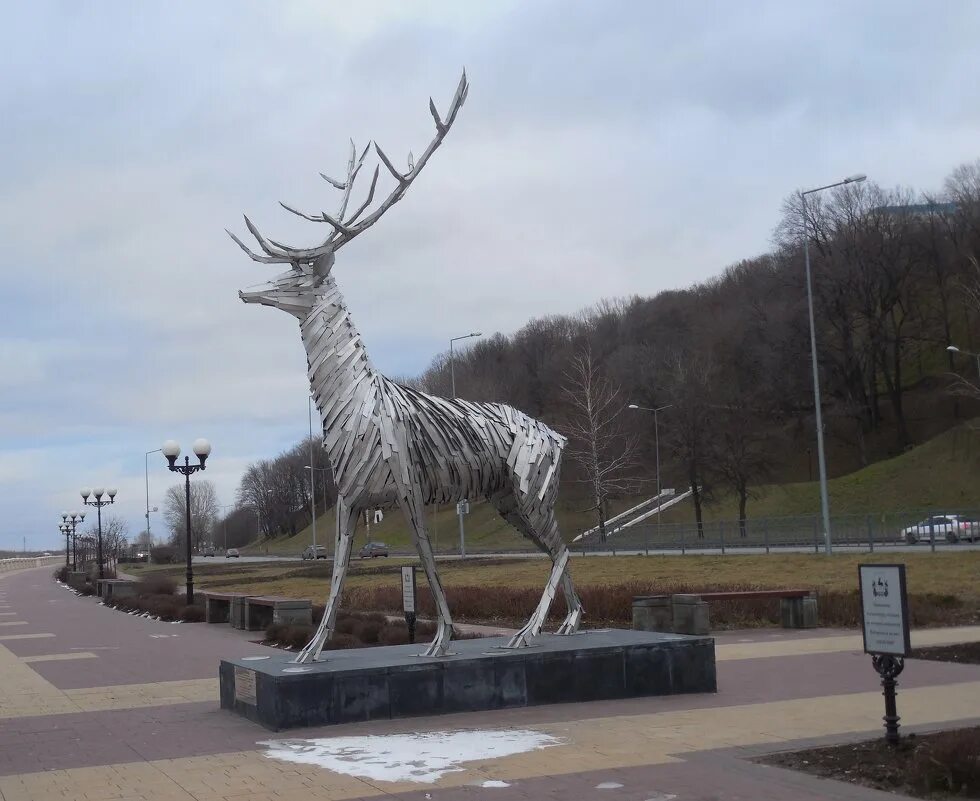 олень на нижневолжской набережной. памятник оленю в нижнем новгороде. скульптура олень нижний новгород. олень нижний. олень нижний новгород набережная.