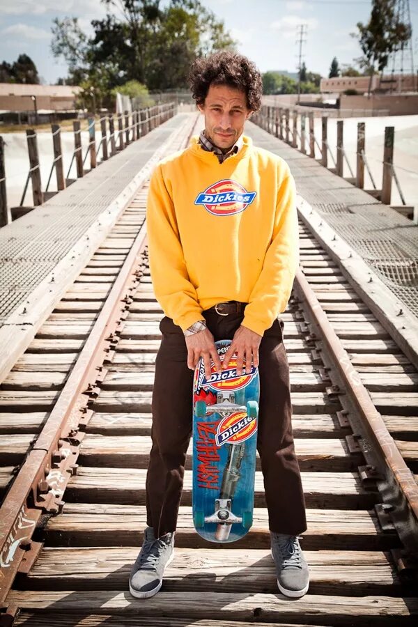 Skater boy стиль. Skate wear. Skateboarding shoes. Скейтер стиль парни. Брюки дикис скейт.