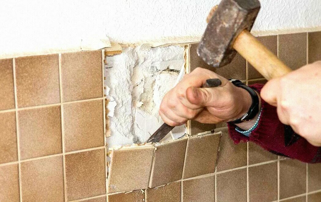 Демонтаж плитки. Демонтаж плитки перфоратором. Демонтаж плитки в ванной. Демонтаж плитки в ванной комнате. Демонтаж плитки.