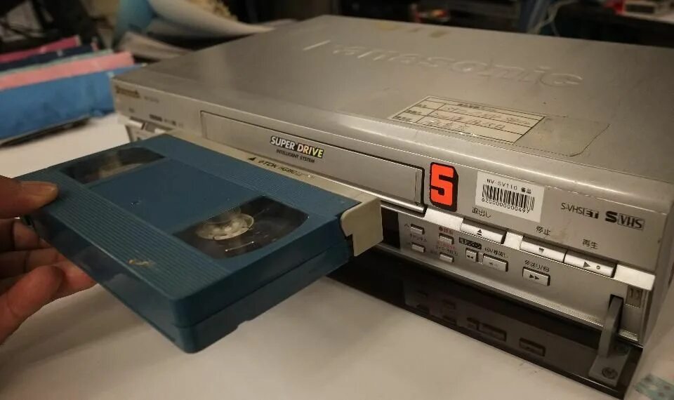 Vhs компьютер. Фунай видеомагнитофон кассетный. видеомагнитофон funai v3. видеомагнитофон funai v3 механика. vhs видеомагнитофон panasonic.