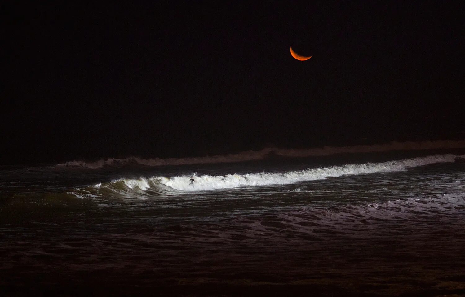 Ночь в море. Пляж ночью. Океан ночью. Ночное море волны.