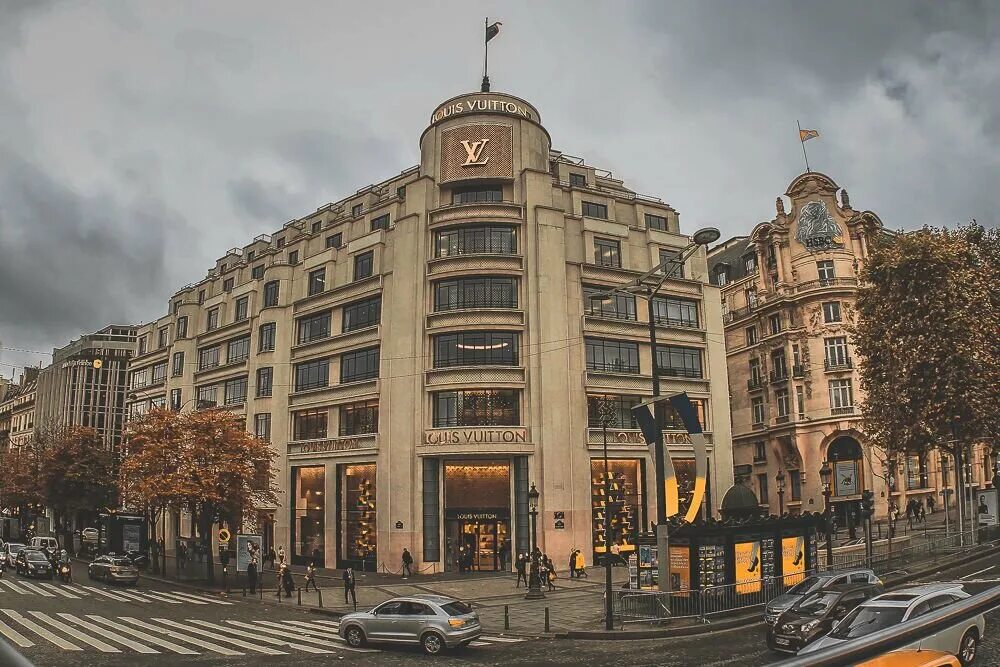Дом который находится а. Бутик louis vuitton на елисейских полях. дом луи виттон на елисейских полях. louis vuitton магазин в париже. луи виттон дом моды в париже.