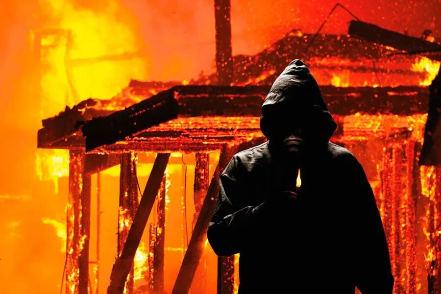 спалил дом. тайный поджог. сумасшедший поджигатель. поджог двери. поджигатель дома.