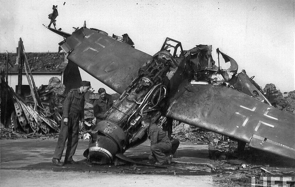Второй сбитый самолет. Подбитый немецкий самолет 1945. Luftwaffe второй мировой войны. Мессершмитт самолет. Мессершмитт самолет подбит.