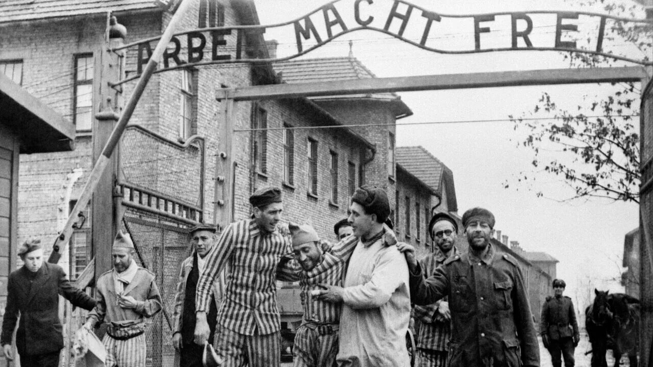 Освобождение освенцима 27 января 1945. 27 января 1945 освобождение узников концлагеря освенцим. Освобождение узников освенцима 1945. Биркенау освобождение. Биркенау освобождение.