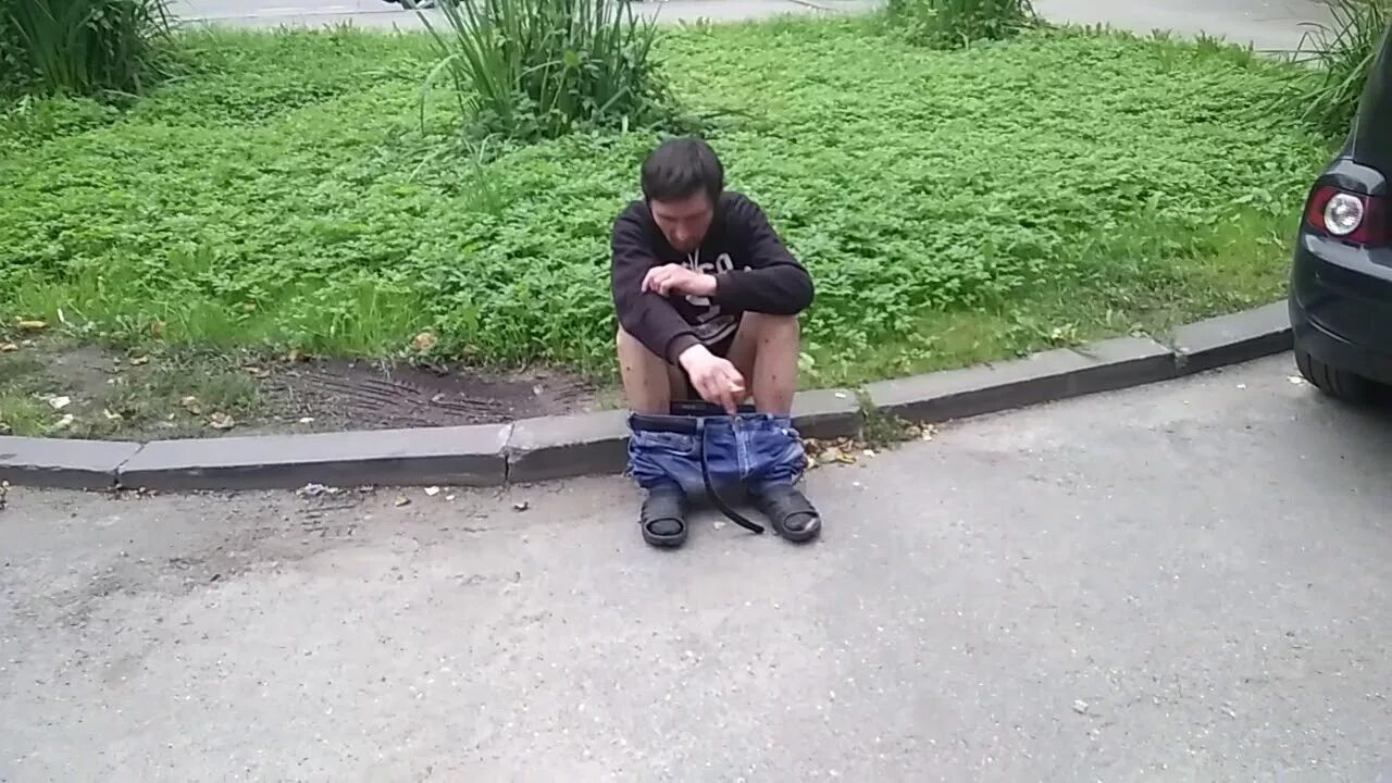 Приспичило. Мальчику приспичило. ребёнку приспичило на улице. мальчика приспичило на улице.