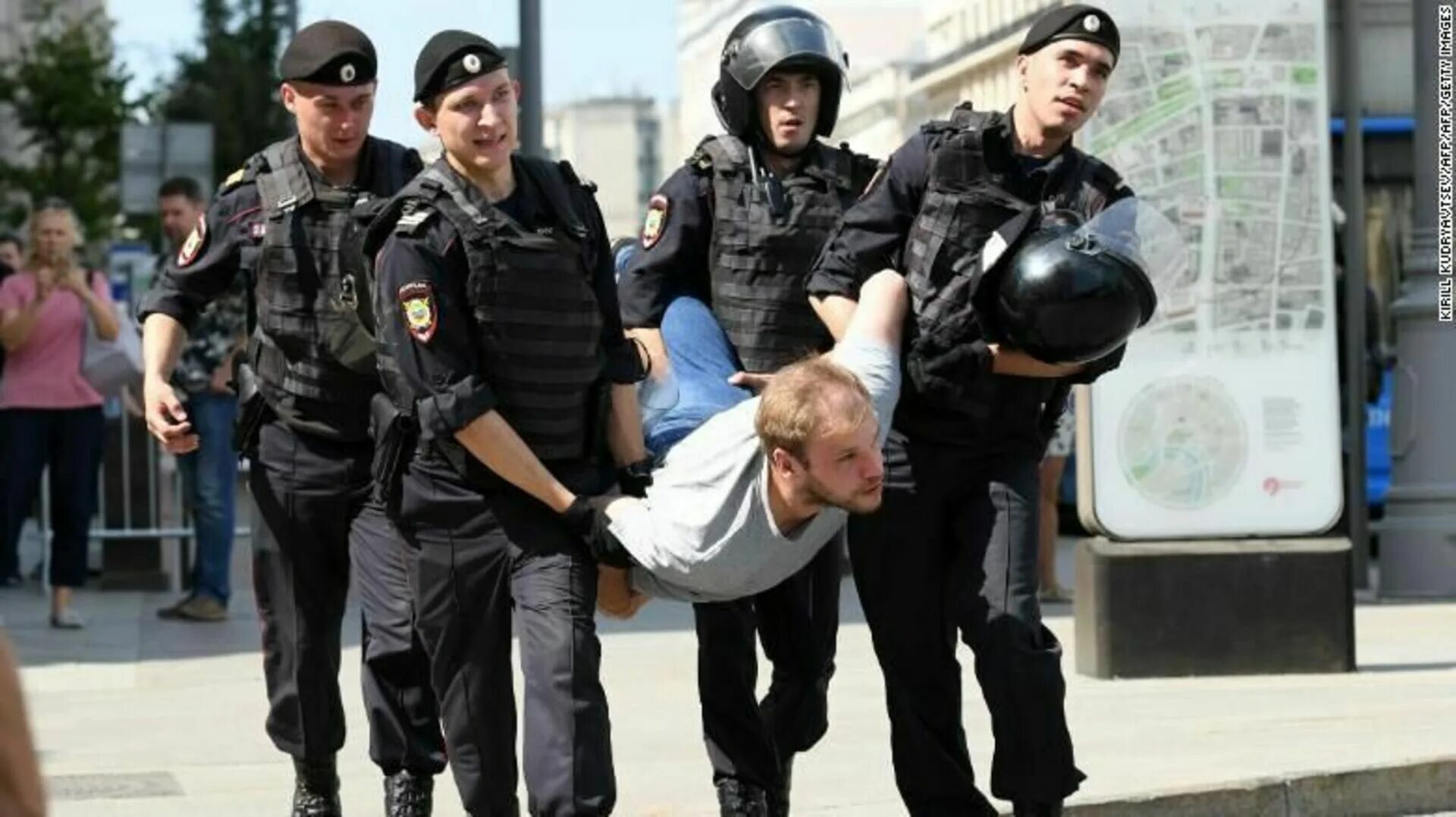 Полиция в Москве разгоняет демонстрантов. Выносит протест