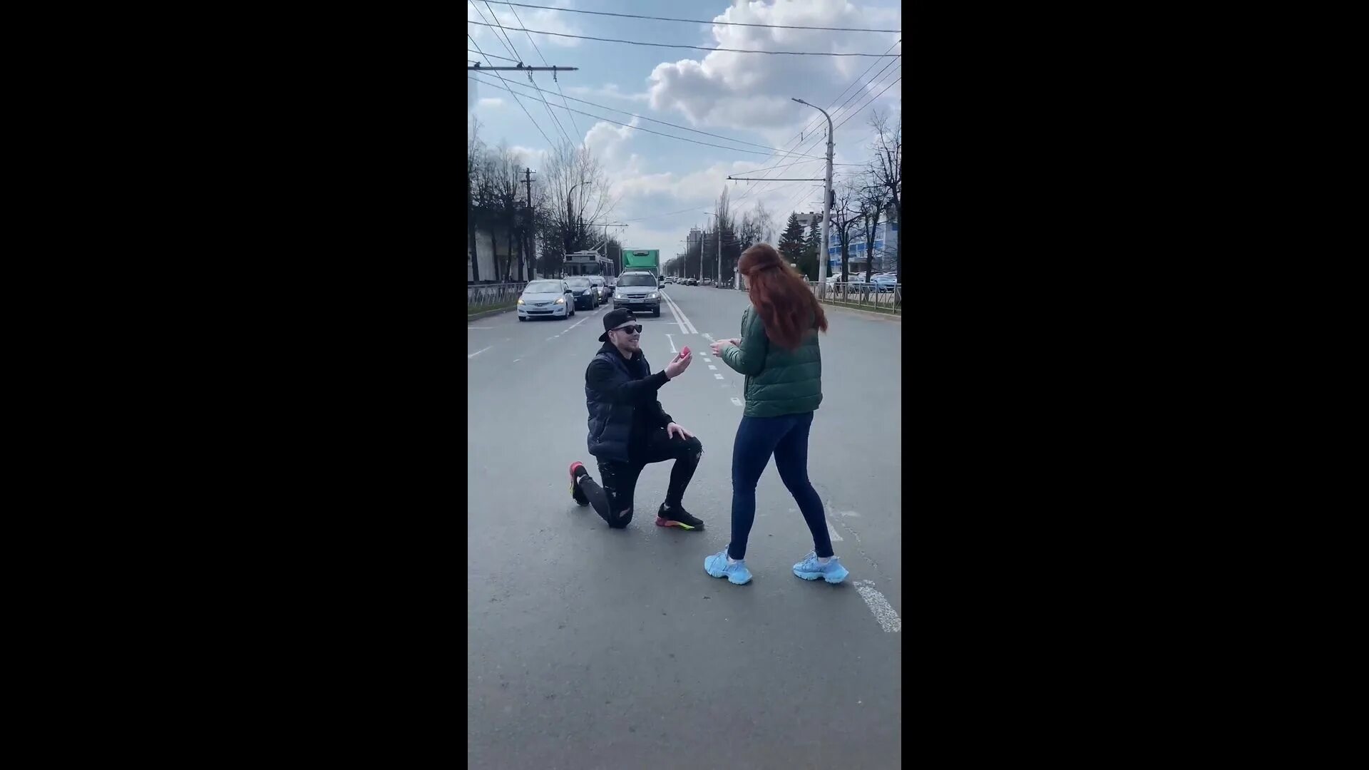 В канаше парень и девушка устроили. Девушки и дпс. фото мальчика из костромы. школьник околофутбольщик делает предложение девушке. парень а коленях в костроме фото.
