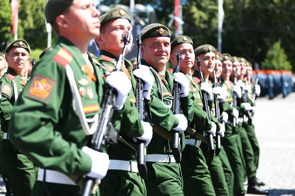 Снял парад. Парад Победы. Парад в Воронеже 2018. Парад 9 мая. Парад Победы Воронеж 2002 год.