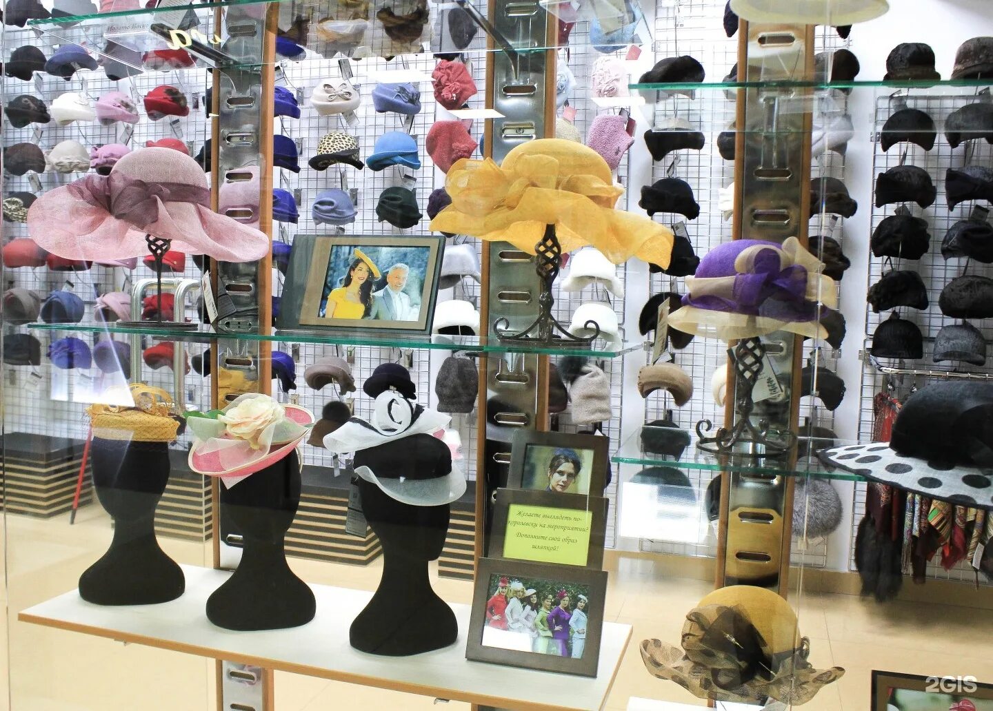 магазин детских головных уборов. выкладка головных уборов. выкладка шапок в магазине. выкладка головныхтуборов. головные уборы шляпы в магазине.