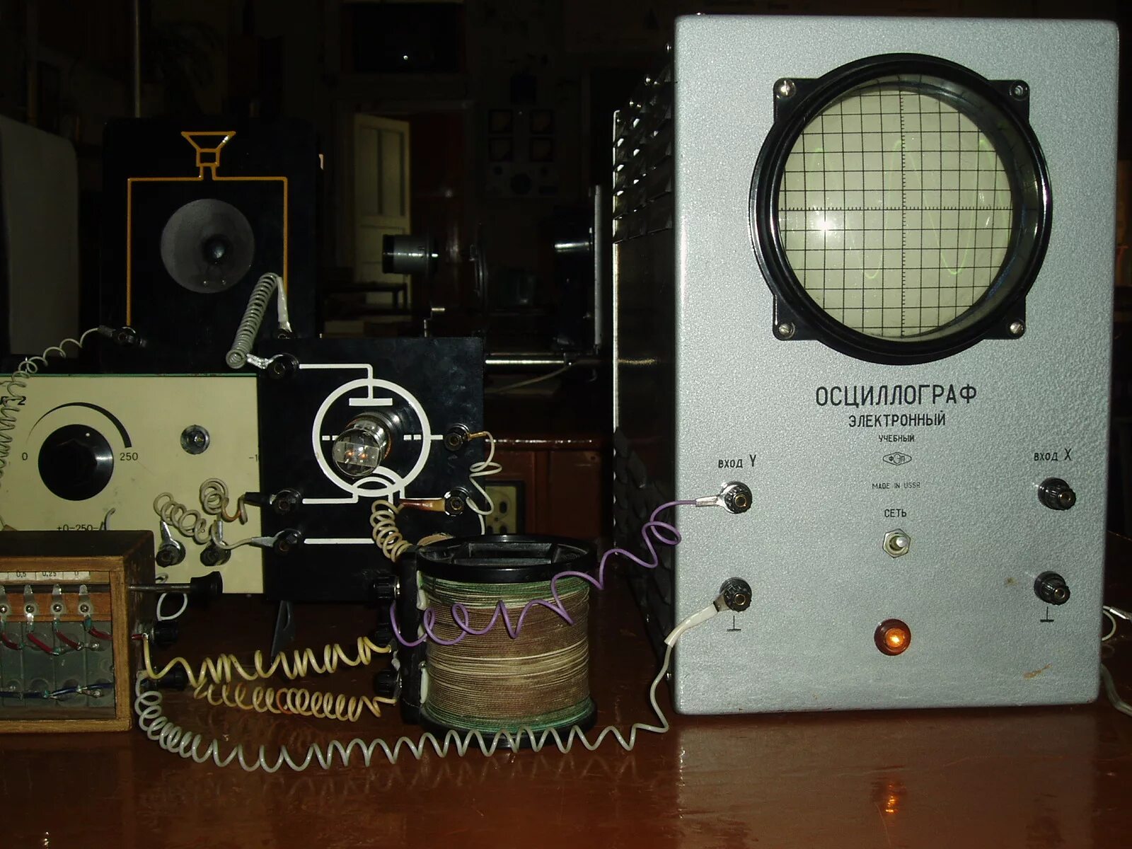 осциллограф омш-2-76 школьный. осциллограф школьный ламповый 1970 года. школьный осциллограф н3013. осциллограф оэш 70. советский осциллограф с1-68.