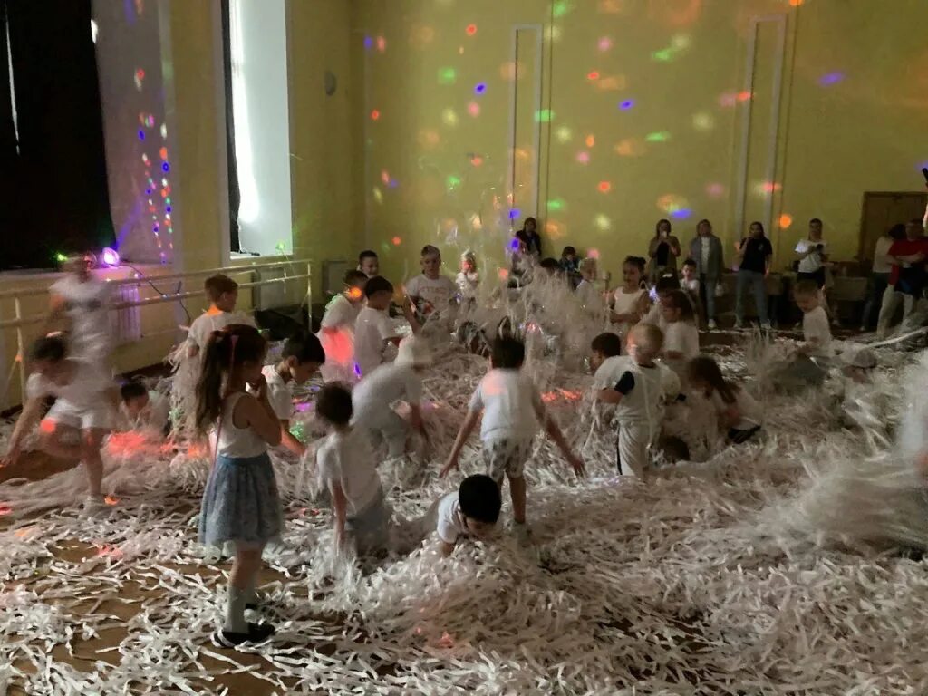 Дискотека для детей. Клубные танцы. Дискотека фото. Люди на дискотеке. Дискотека в лагере.