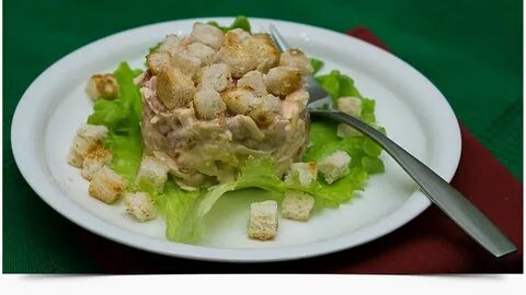 Салат с копченой курицей огурцами сухариками