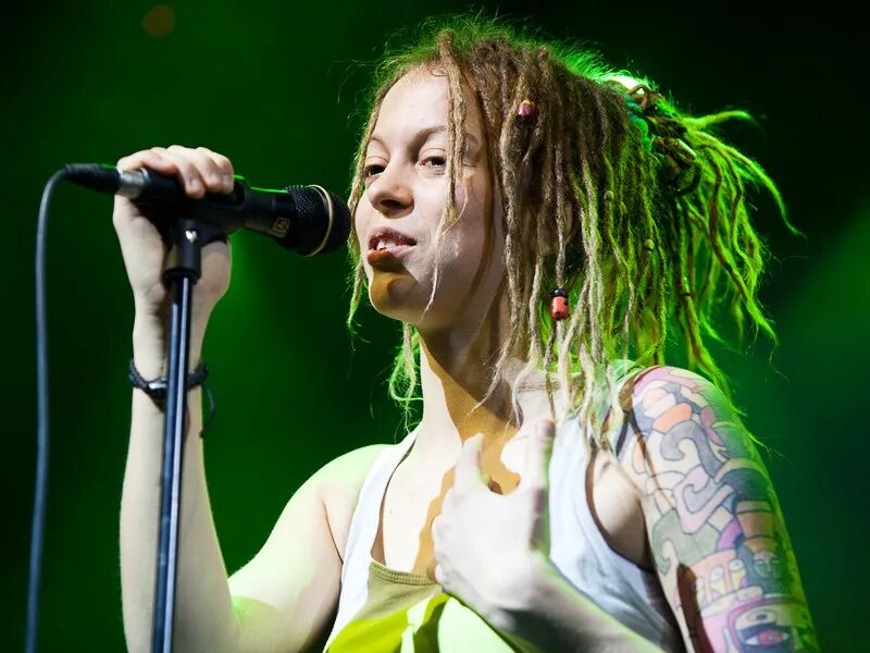 девушка с укулеле на дороге. девочка оля на укулеле. группа alai oli концерт. группа alai oli. группа alai oli.