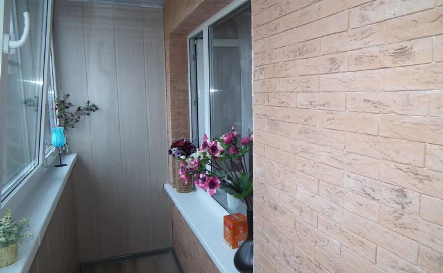 Отделка балок мдф панелями. Отделка балкона внутри обоями. Обшивка балкона мдф. Панель пвх век рипс олива. Обшитый мдф балкон изнутри.