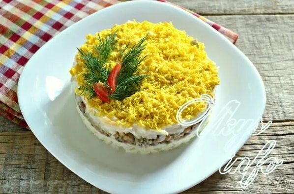 Эрвин салат мимоза. Мимоза с тунцом. Мимоза с картошкой и маслом. Салат мимоза с рыбными консервами и сливочным маслом. Мимоза в виде тигра.