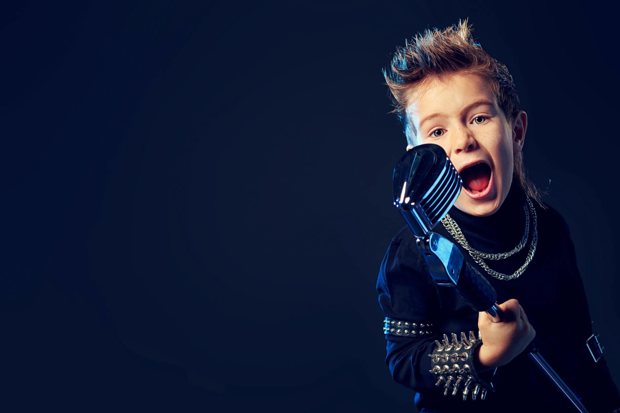 ребенок с микрофоном. фото поющий мальчик. дети поют. мальчик вокал. мальчик вокал.