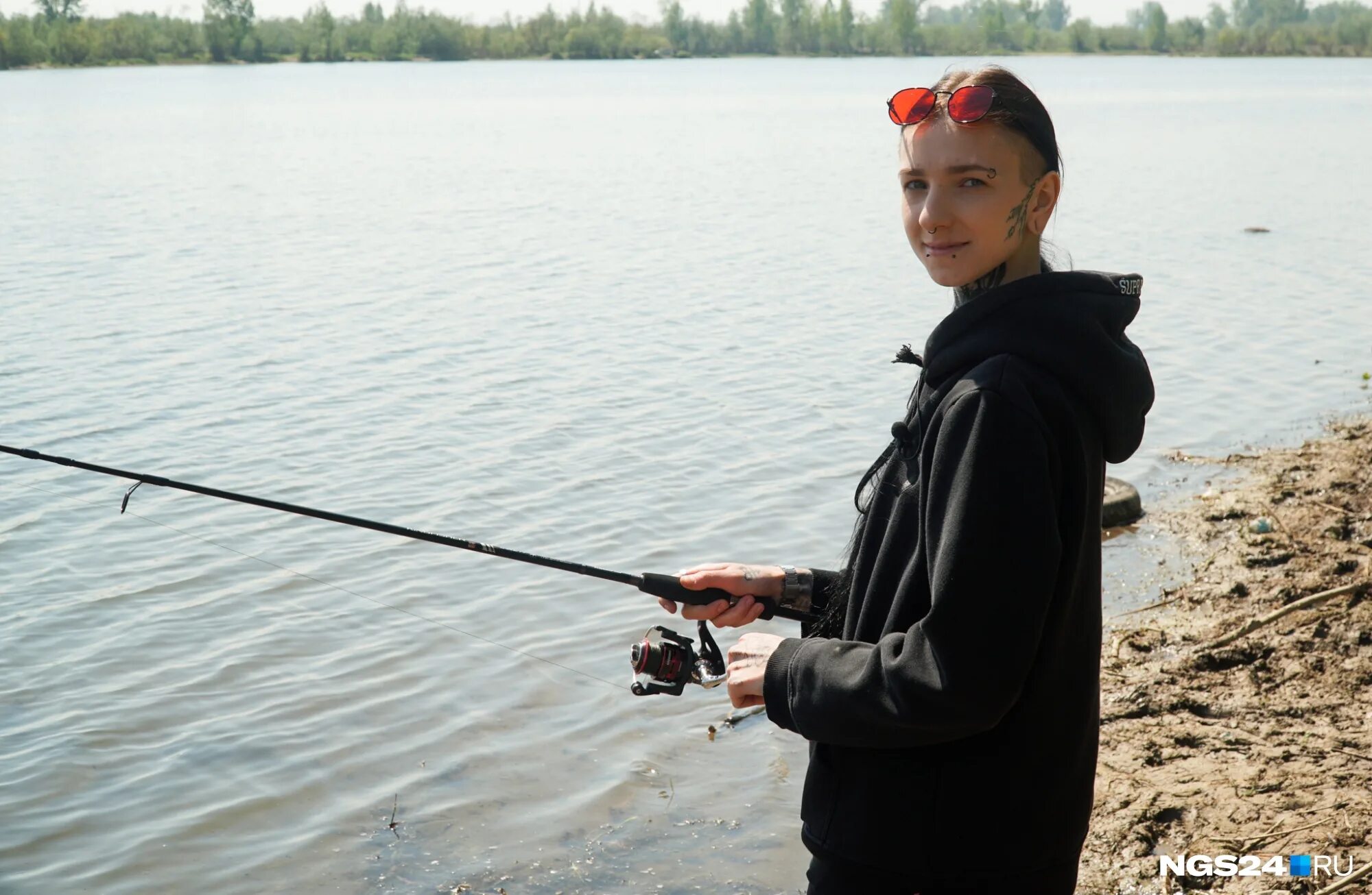 Щука красноярск. Девушка со спиннингом. Рыбалка в Красноярске. Приманка для девушки.