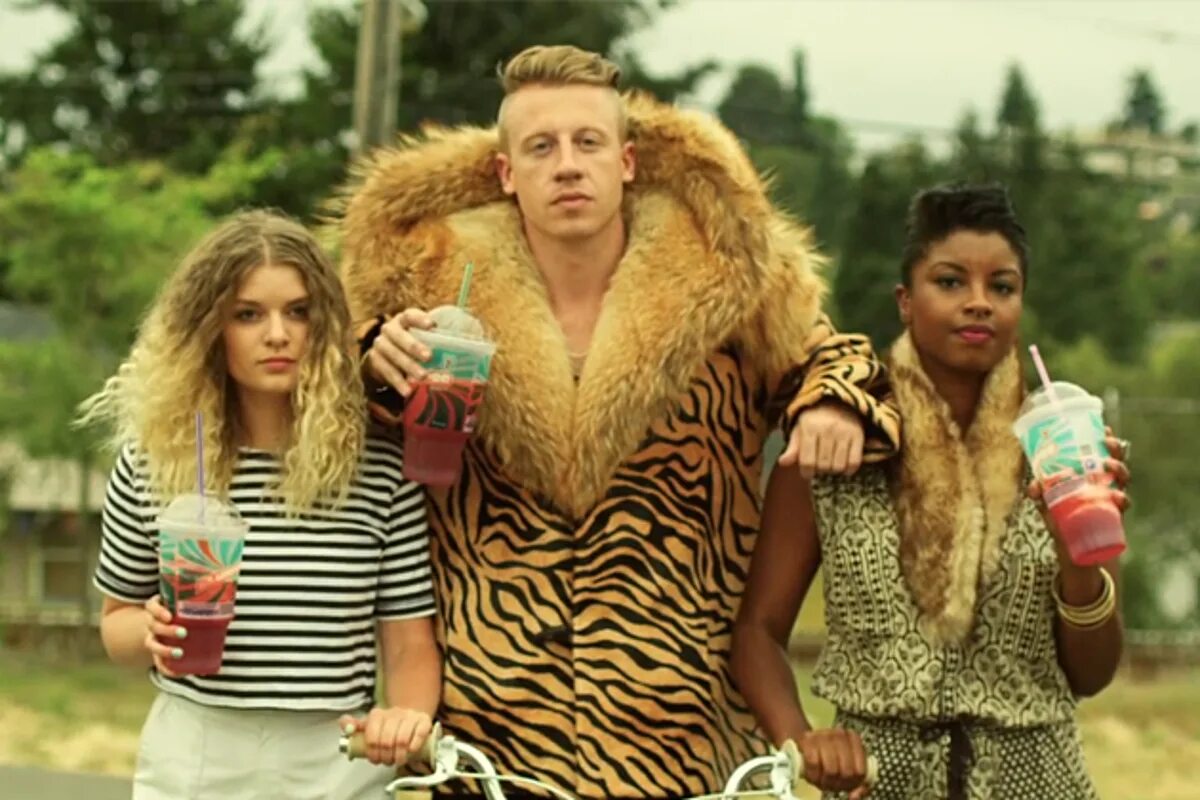 Macklemore в шубе. Macklemore Ryan в шубе. Macklemore и Триша Дэвис. Ryan lewis thrift shop