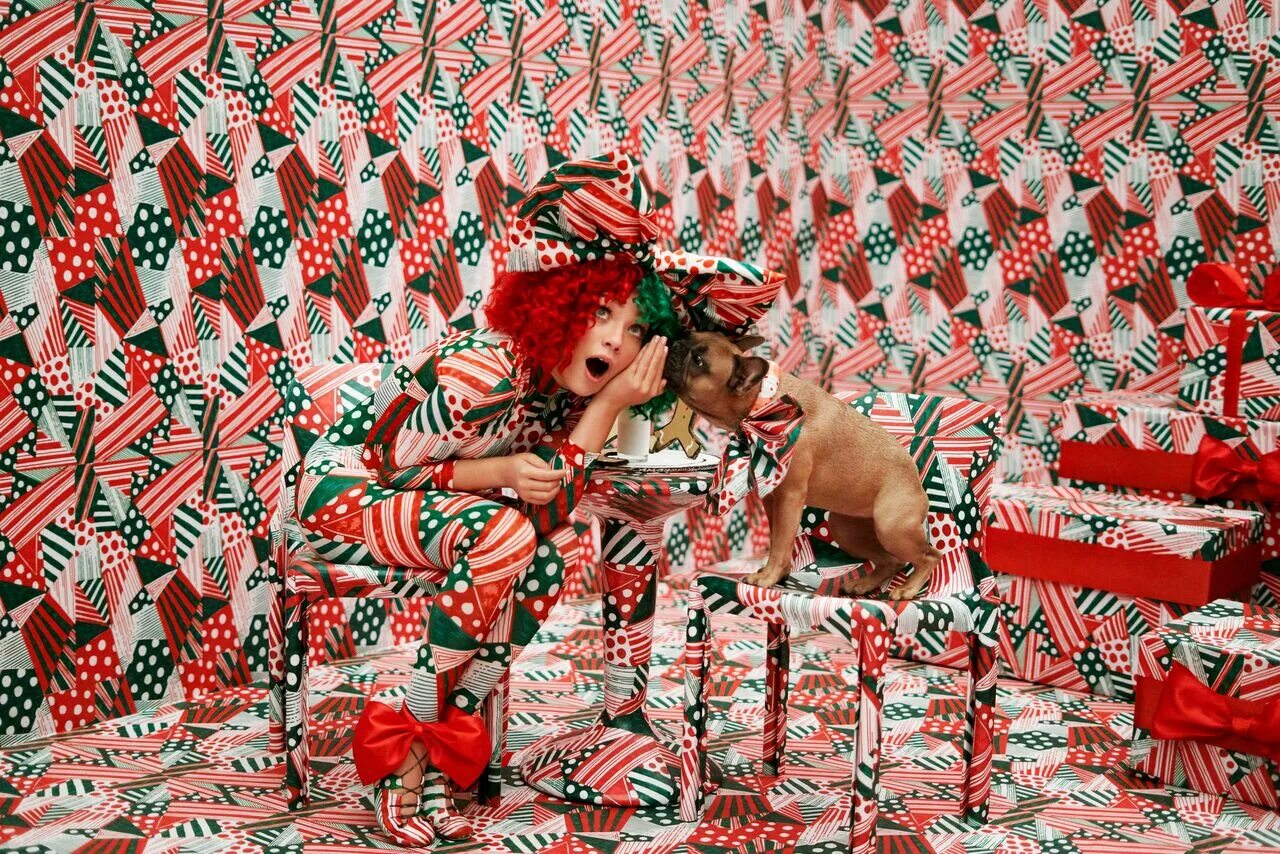 Guess who's coming to christmas 2013. Sia: santa's coming for us. Santa claus is coming to town. Сия новогодние клипы. Sia santa's coming.