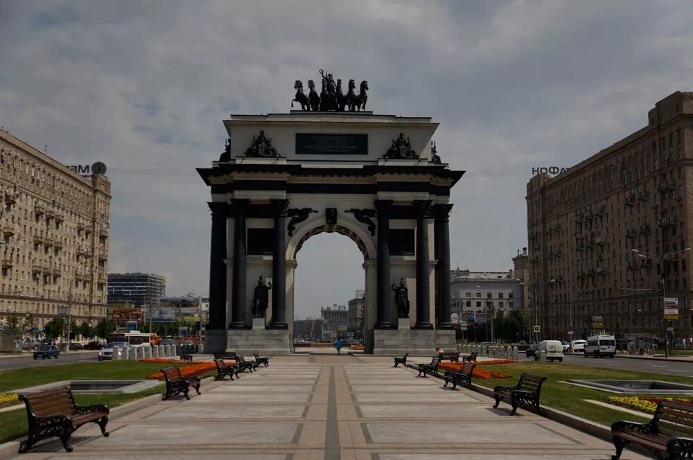 Москва без средств. Триумфальные ворота на Кутузовском проспекте. Триумфальная арка Бове Москва. Московские триумфальные ворота (Триумфальная арка). Кутузовский проспект ворота 1812.