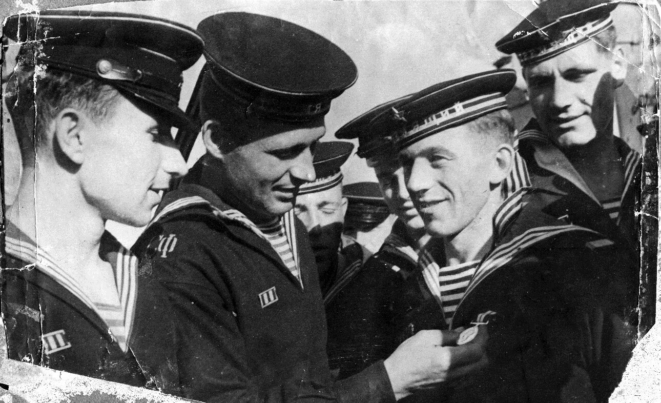 В период великой отечественной этот юный моряк. Гвардейская бескозырка вмф ссср. краснофлотцы великой отечественной войны. матросы гвардейцы вмф ссср. матрос краснофлотец 1941.
