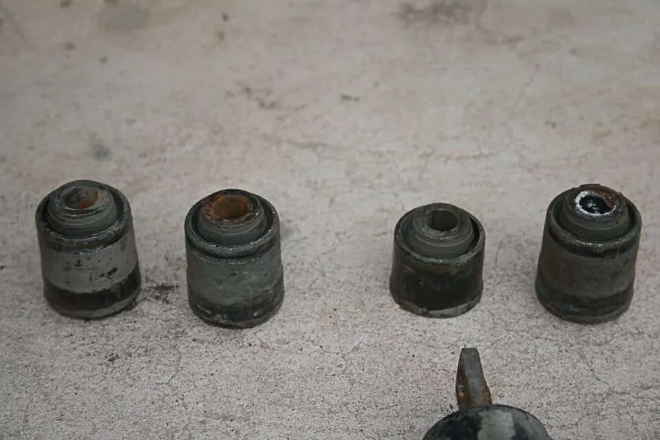 Сайлентблоки вольво xc90. Сайлентблок задней подвески вольво xc90. Комплект задних сайлентблоков volvo s80. Сайлентблоки задней подвески вольво. Сайлентблоки задней подвески вольво.