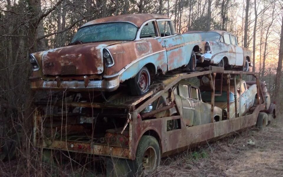 Капот в лесу. Пропавший автовоз 1956. Заброшенный ЗИЛ 130 автовоз. Заброшенный автовоз 1956 года. Заброшенный автовоз в Северной Каролине.