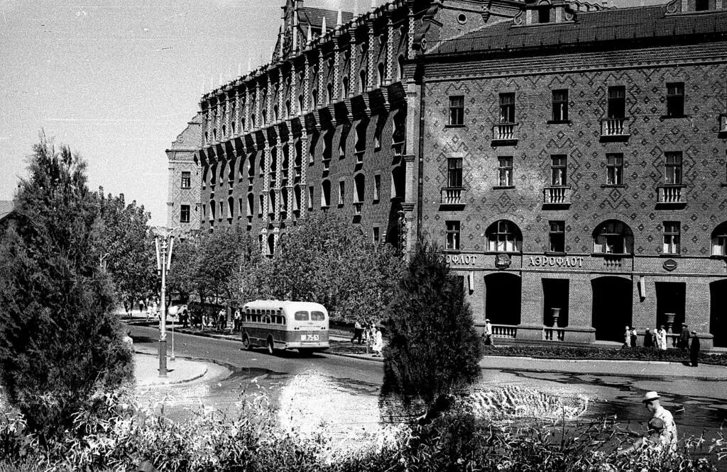 Луганск ул пушкинская. Старый город луганск. Луганск советская архитектура\. Старый луганск. Пушкинская улица луганск.