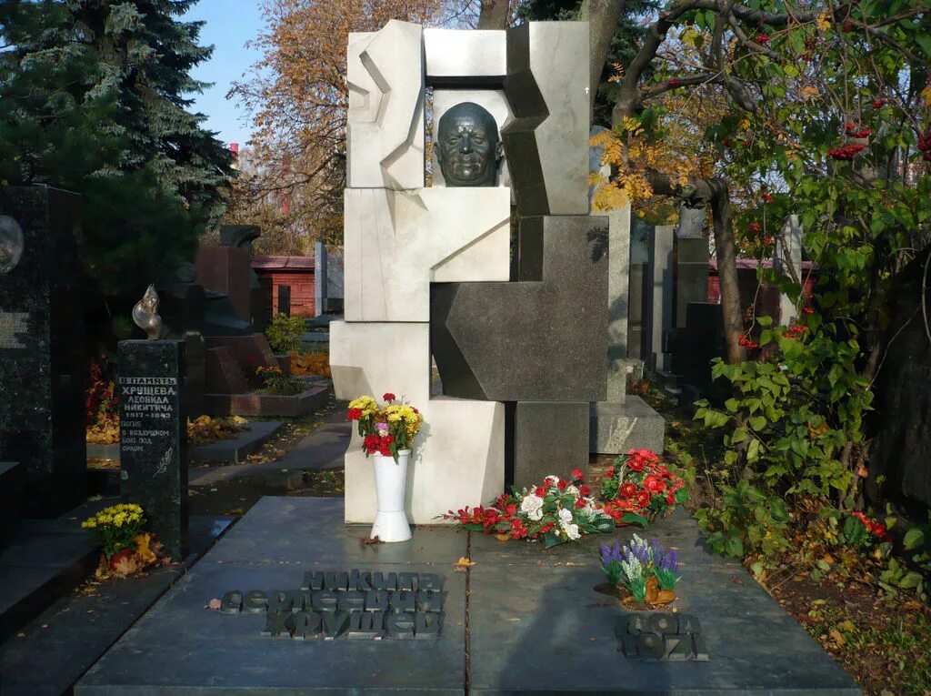 новодевичье кладбище никита хрущев. памятник никите хрущеву. памятник хрущеву на новодевичьем. э неизвестный памятник хрущеву. хрущёву на новодевичьем кладбище.