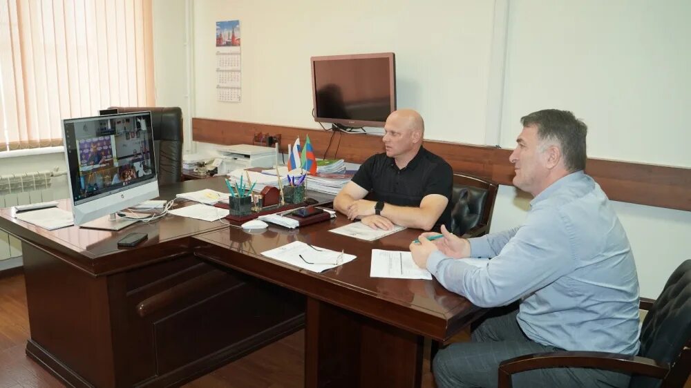 Тотурбиева 60 хасавюрт. Фото руководителей компании нарт в хасавюрте. Совещание врачей хасавюрт. Руководитель налоговой дагестана. Фнс хасавюртовского района.