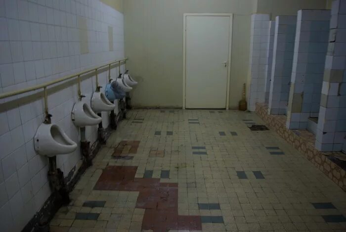 Грязный общественный туалет. Старый общественный туалет. Туалет в школе.
