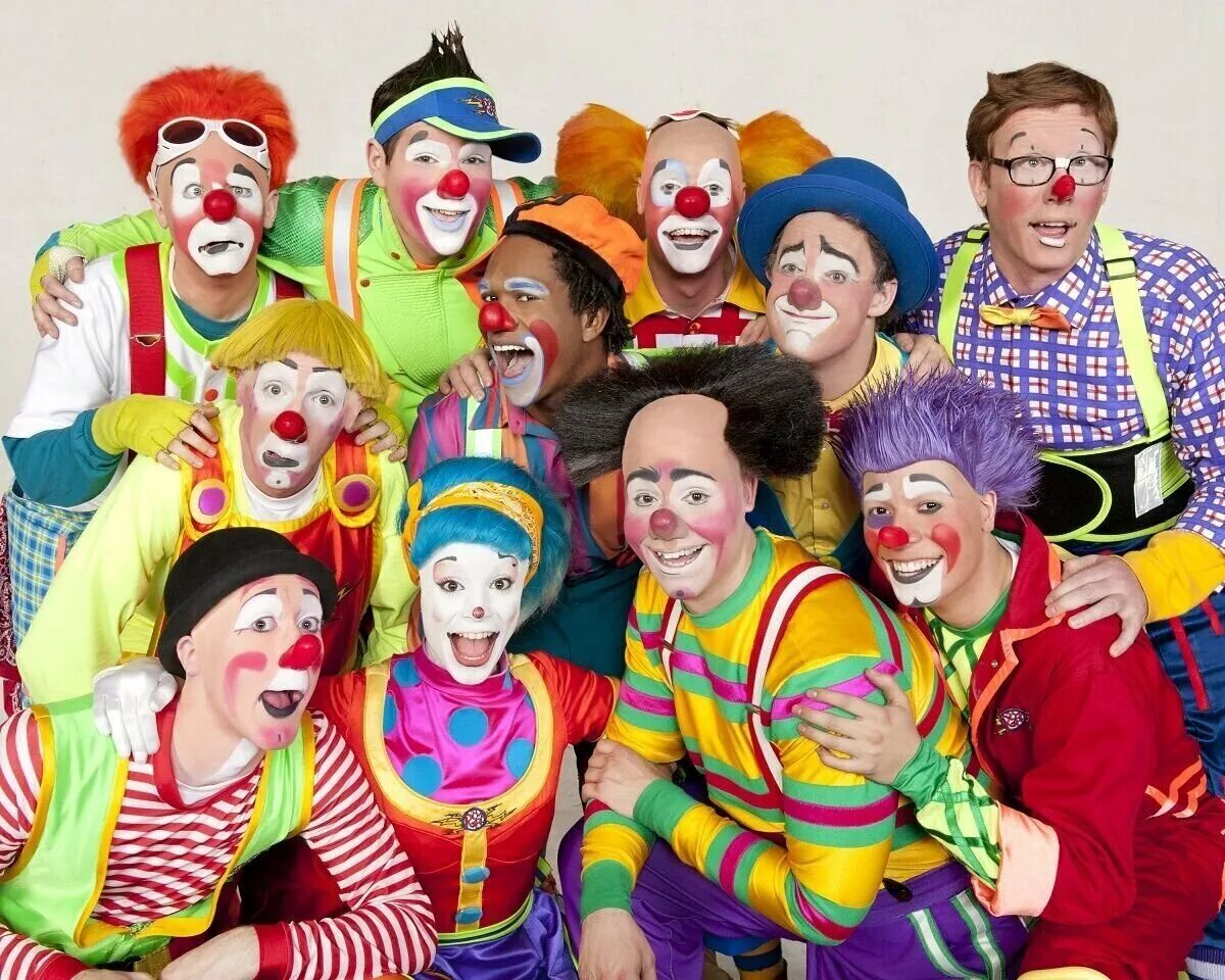 Общество клоунов. Клоуны. Весёлые клоуны. Много клоунов. Толпа клоунов.