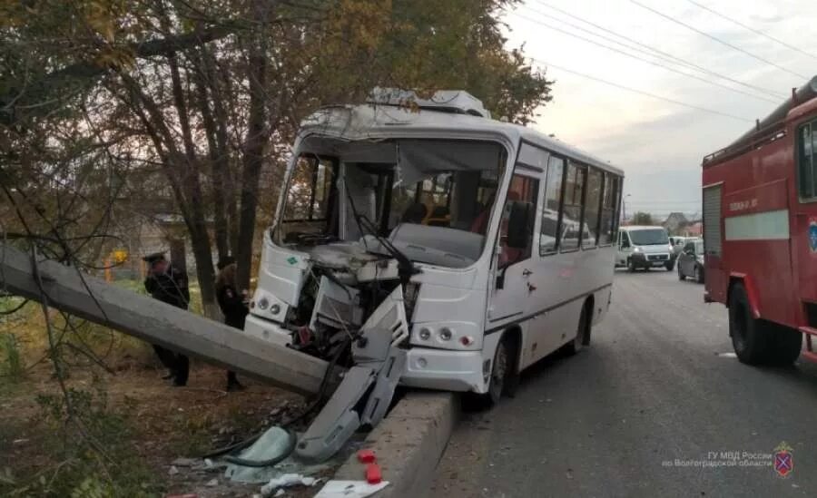 Авария в Волгограде с автобусом. ДТП С автобусом в Красноармейском районе Волгограда. Авария с маршруткой Волгоград. Волгоград 55 автобус на сегодня