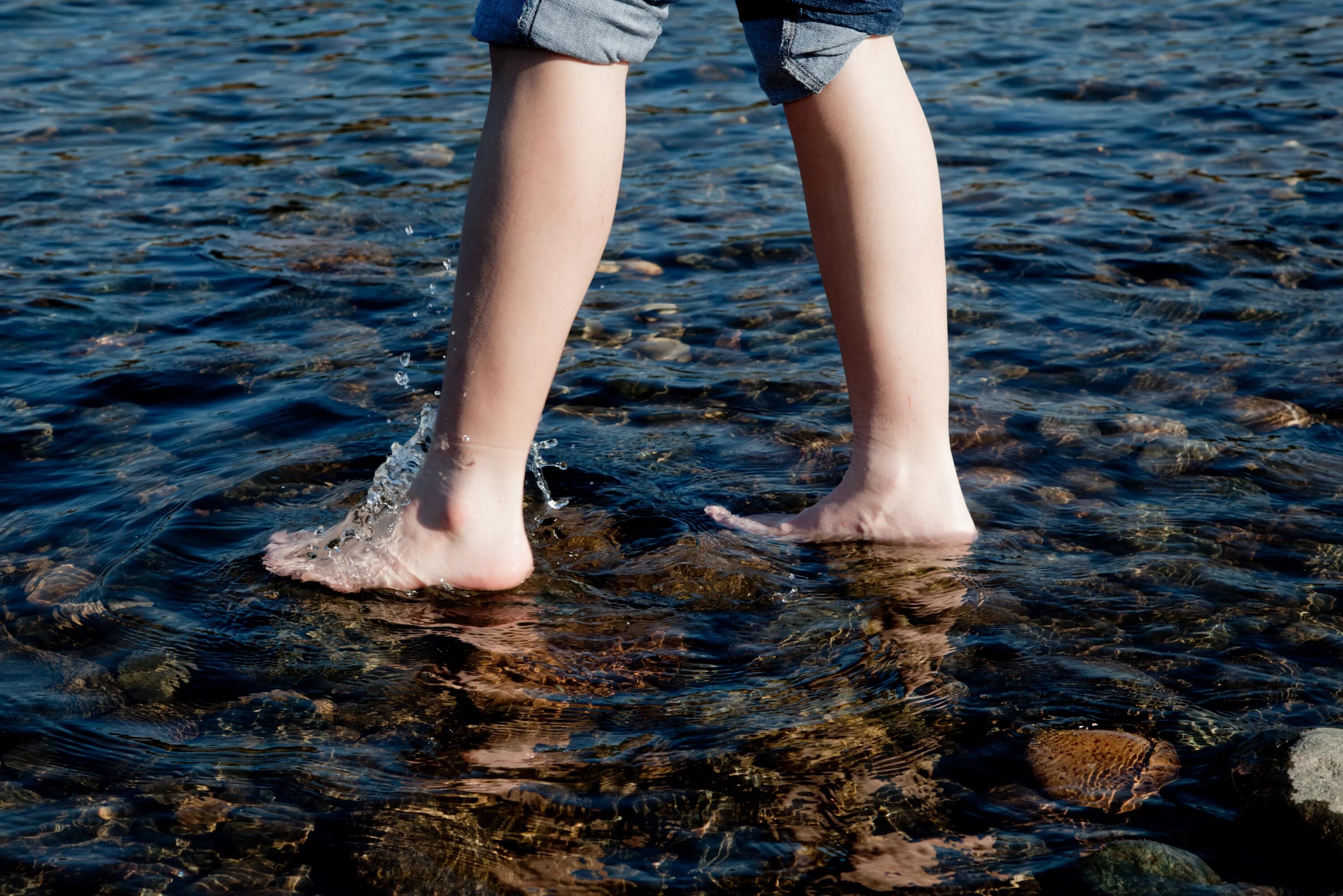 Дерево ногами в воде. Ступни в воде. Мужские ноги в воде. Босые ноги в воде. Ноги в прозрачной воде.