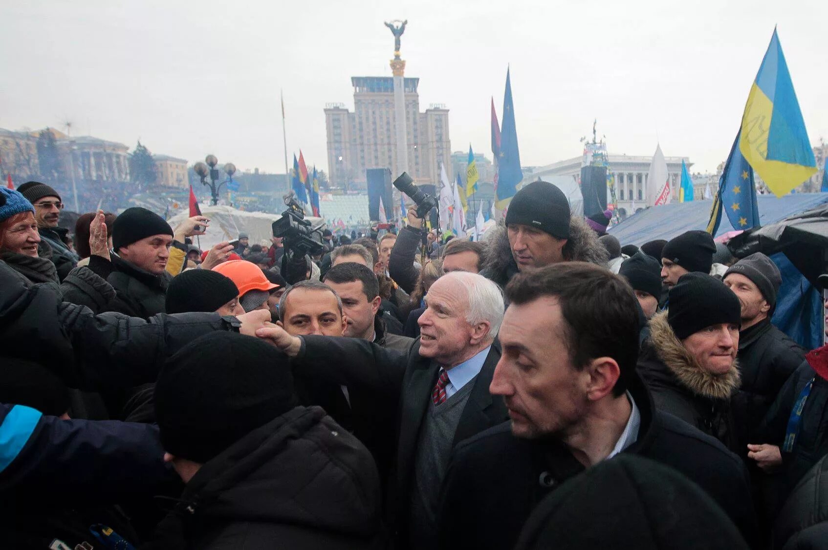 Джон Маккейн на Майдане. Майдан 2014 Маккейн Нуланд. Джон Маккейн на Украине. Джон Маккейн и Нуланд на Майдане. Майдан кто был президентом