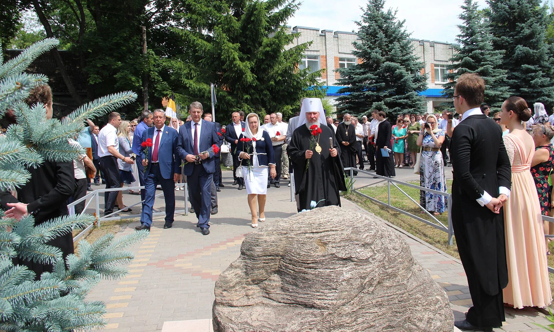 Богомаз посетил брасовский район. Площадь локтя брянская область. П локоть брасовский район брянская область. Памятники поселка локоть. Достопримечательности в поселке локоть брасовского района.