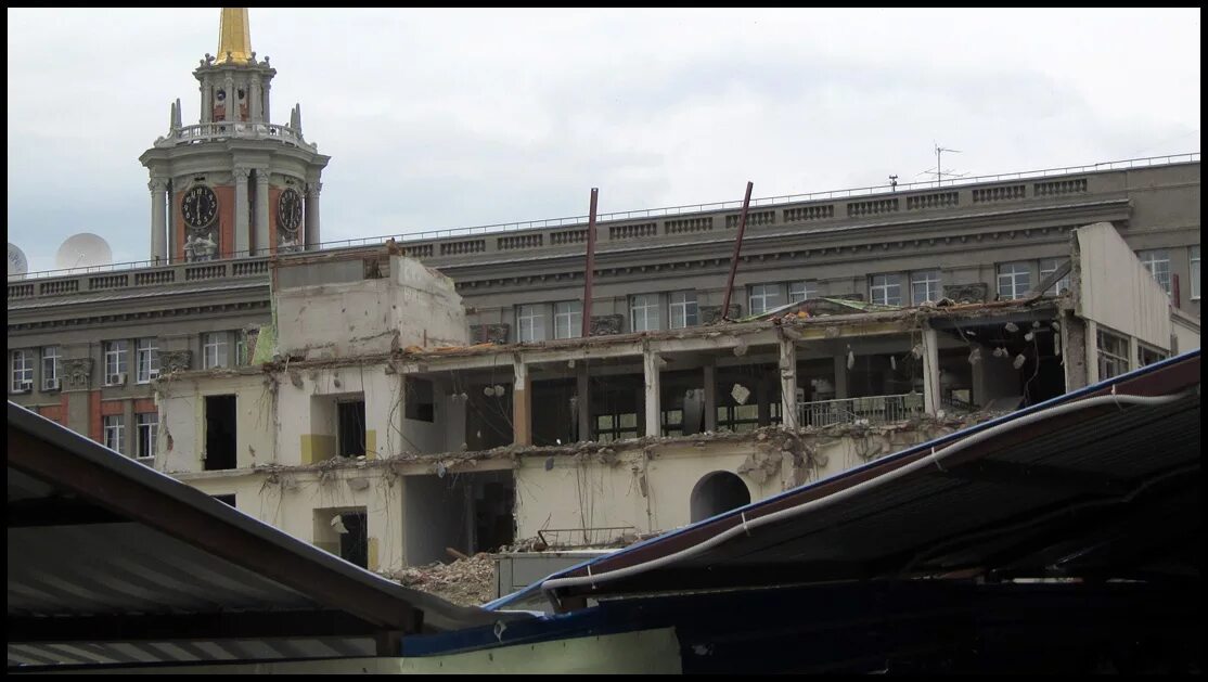 Старый пассаж. Старое здание пасада Екатеринбург. Пассаж Екатеринбург старое здание. Пассаж Екатеринбург до реконструкции. ЕКБ Пассаж реконструкция.