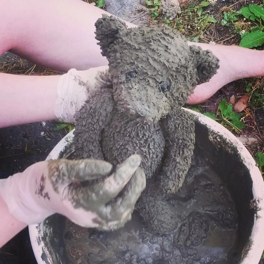 Руки из бетона для сада. Фигуры из цемента для сада. Фигурки для сада своими. Руки из бетона для сада. Шары из цемента для сада.