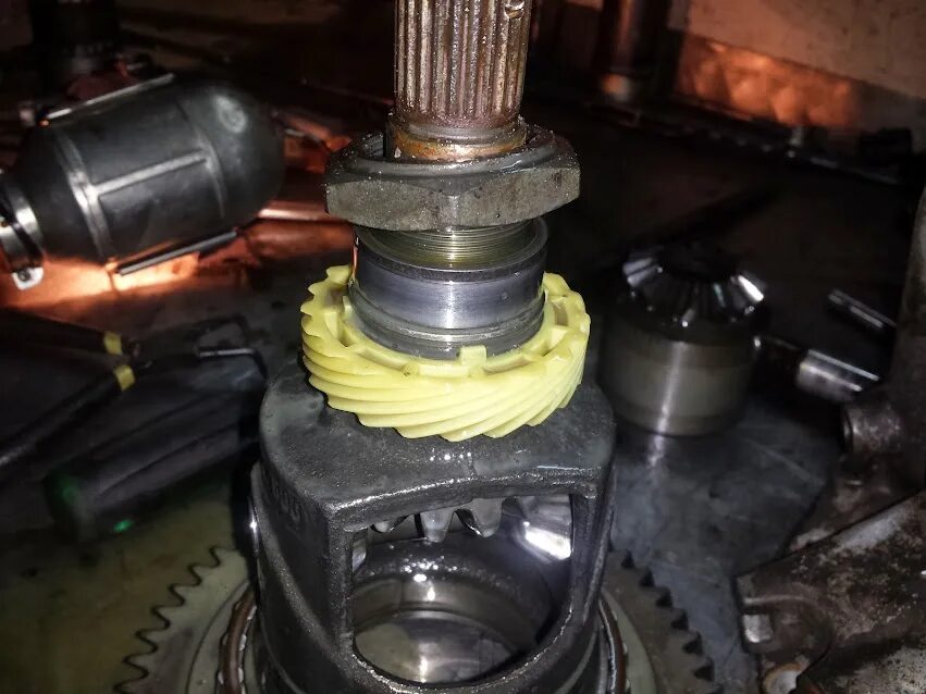 Привод крутится машина не едет. Привод крутится машина не едет. Октавия а5 датчик переключения передач. Трос для переключения передач форд фиеста 2007. Привод правого переднего колеса 2110.