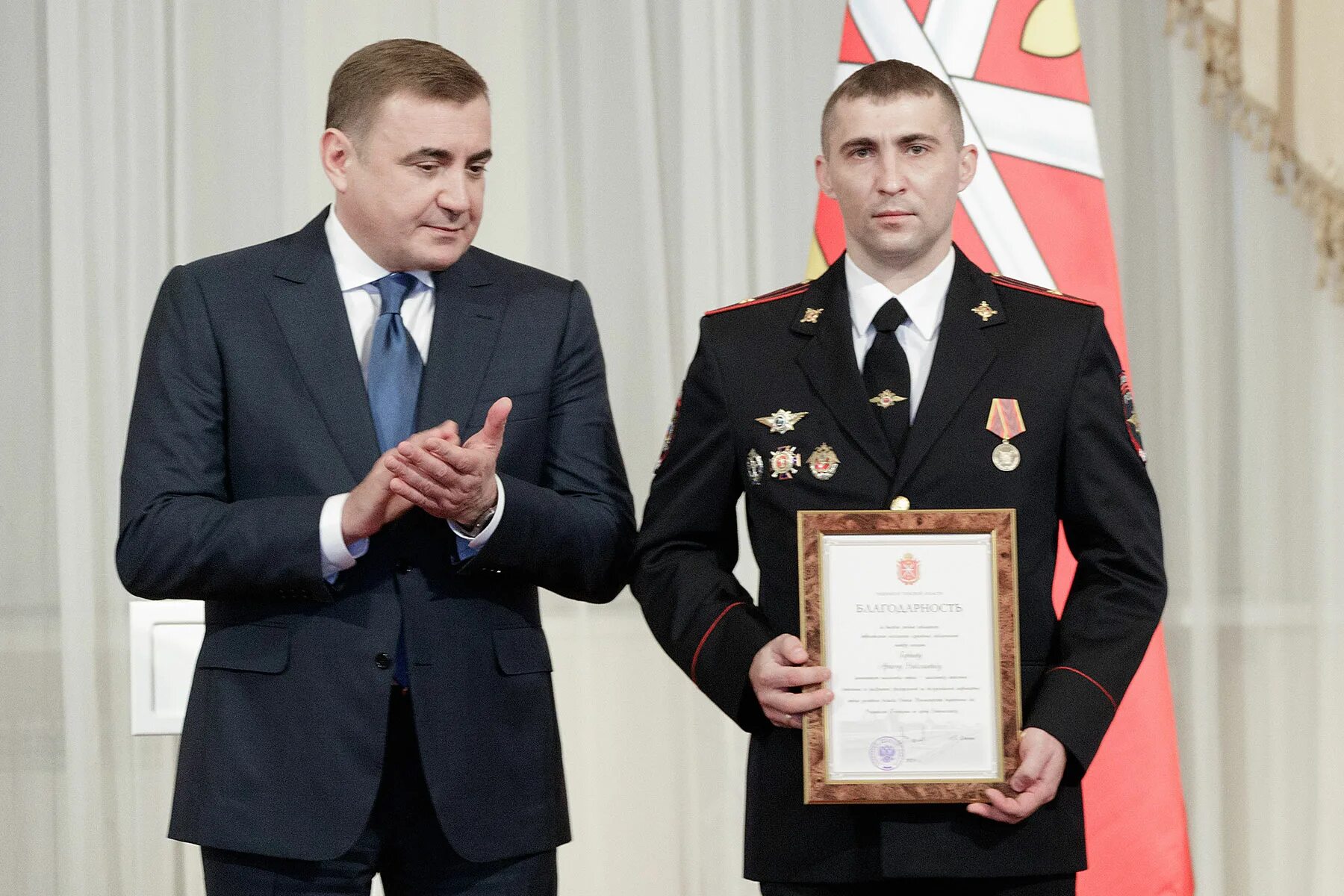 Губернатор вручил награды. Дюмин вручает награды. награждение сотрудников. дюмин наградил сотрудников полиции.