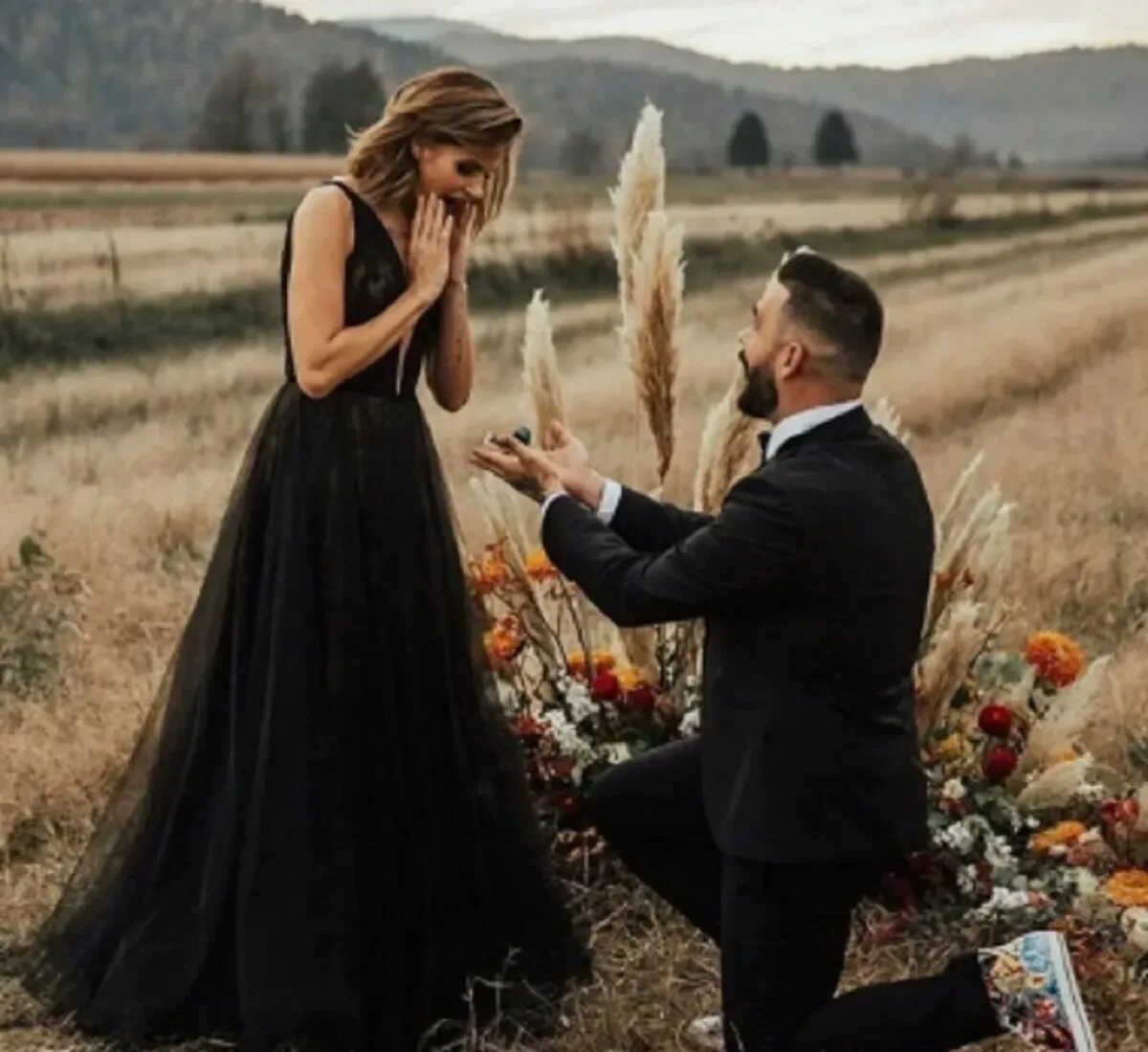 предложение невесте. мужчина делает предложение. согласиться замуж. невеста. мужчина делает предложение.