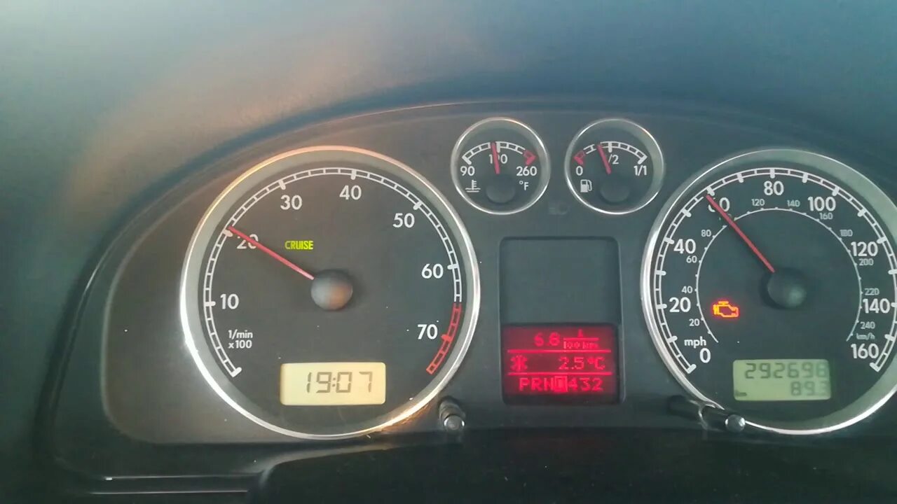 Панель пассат б5+ 2002. Расход пассат. 6 механика. Расход топлива на volkswagen passat b6. Шкала уровня топлива пассат б5.