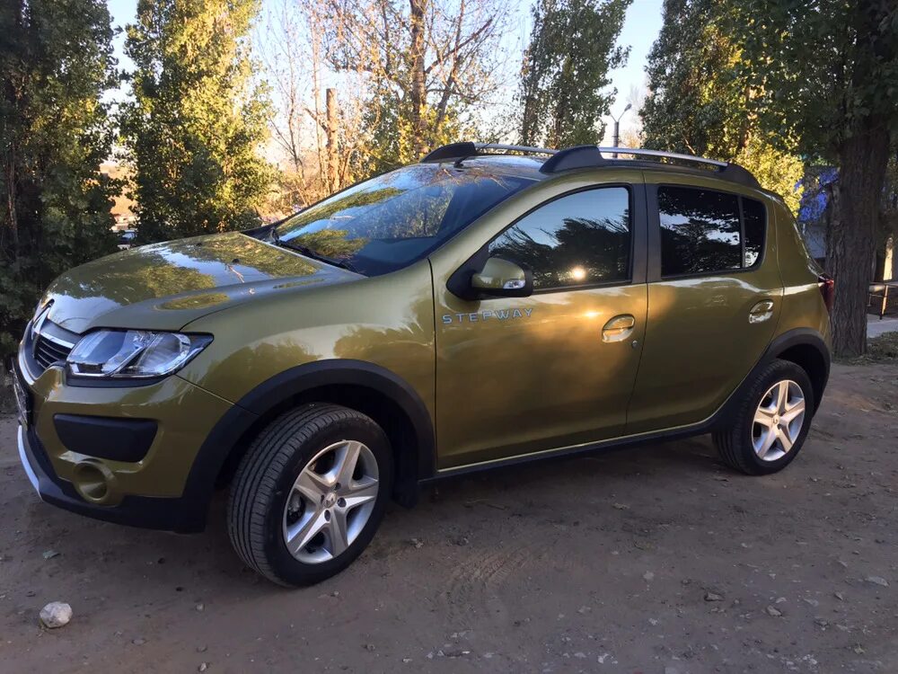 Renault stepway отзывы. Рено Сандеро степвей отзывы. Renault Sandero 2g Tuning. Золотистая тюнингованная Рено Сандеро степвей. Винил на Сандеро степвей.