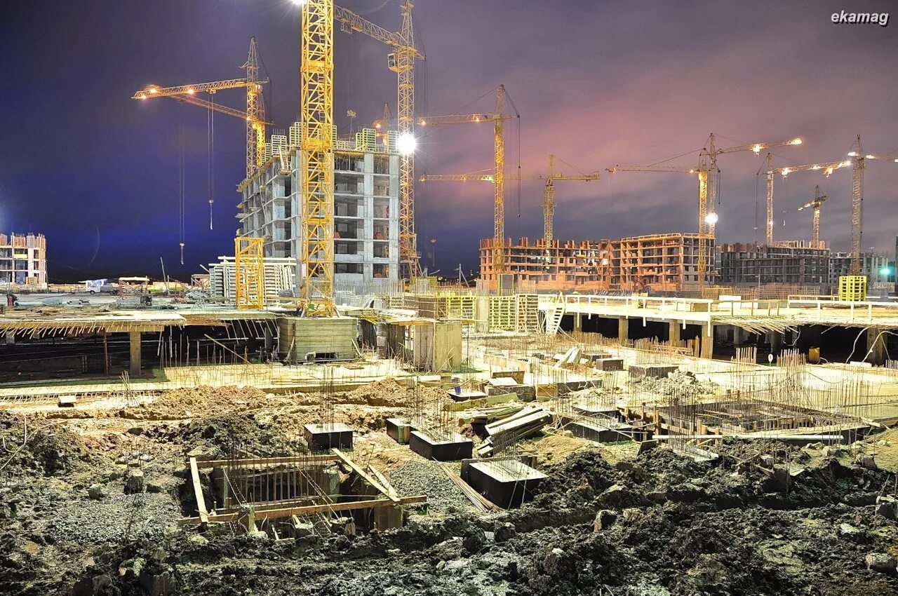 Стройка в городе. Огромная стройка. Возведение города. Стройка сверху. Стройка в городе.